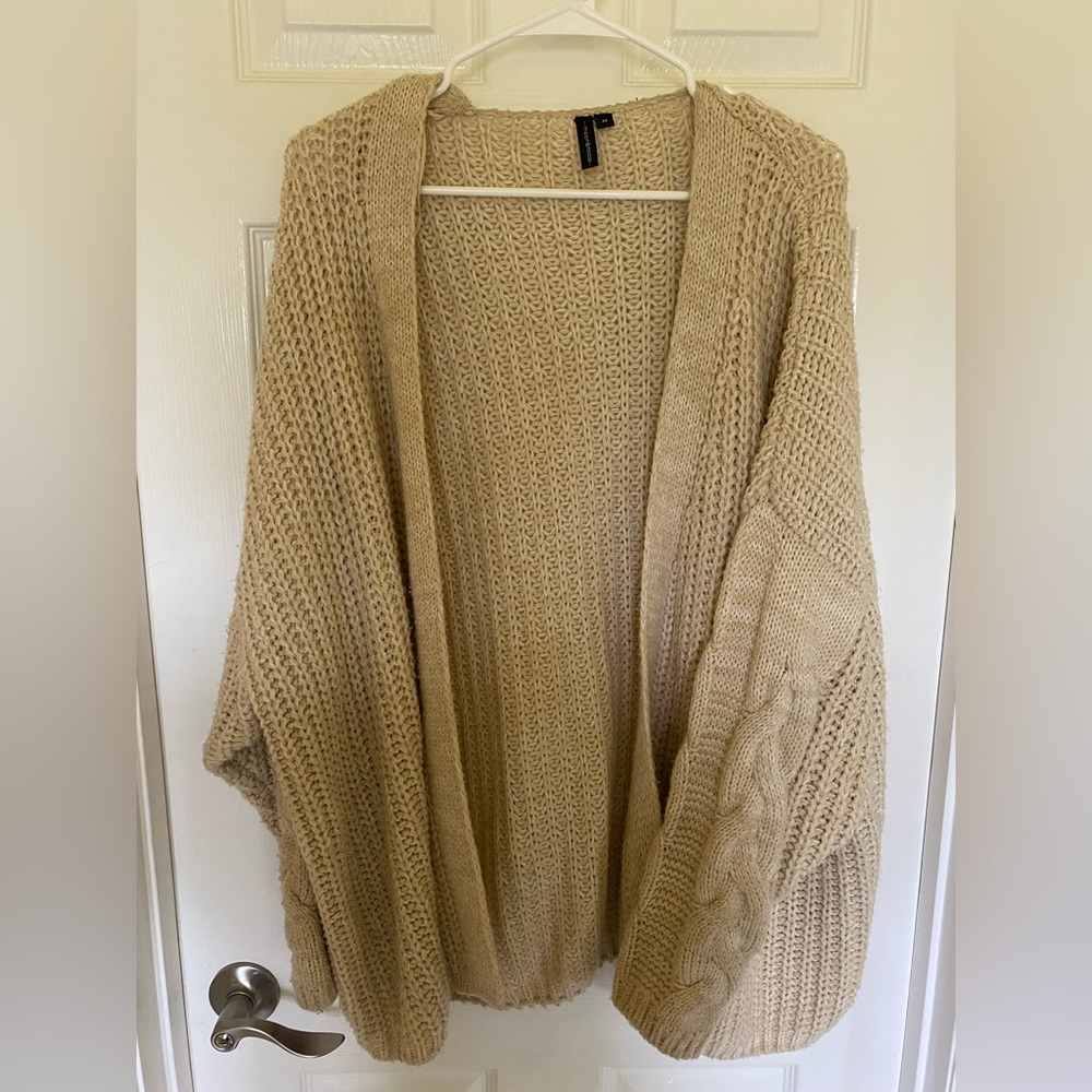 Cozy beige/tan cardigan with cute cableknit sleeves!